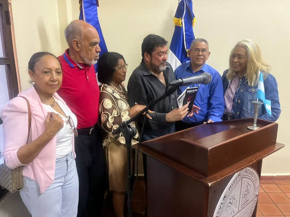 Cinco dajaboneros entregan libros al escritor y diplomático hondureño