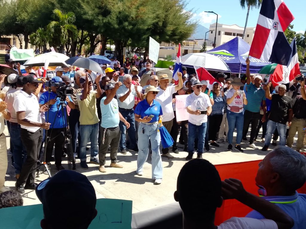 San Juan de la Maguana marcha: el agua contra el oro en la Cordillera Central