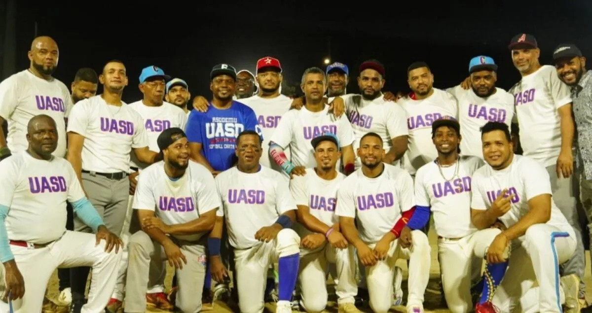 UASD y Reservas dividen en inicio serie final del softbol gubernamental