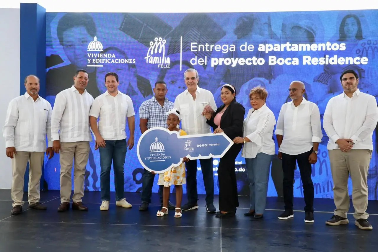 Abinader entrega 72 apartamentos y supervisa construcción de avenida La Ecológica